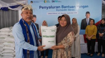 Menko Pangan dan Dirut BULOG Pantau Penyaluran 30 Kg Beras untuk Warga Ambon